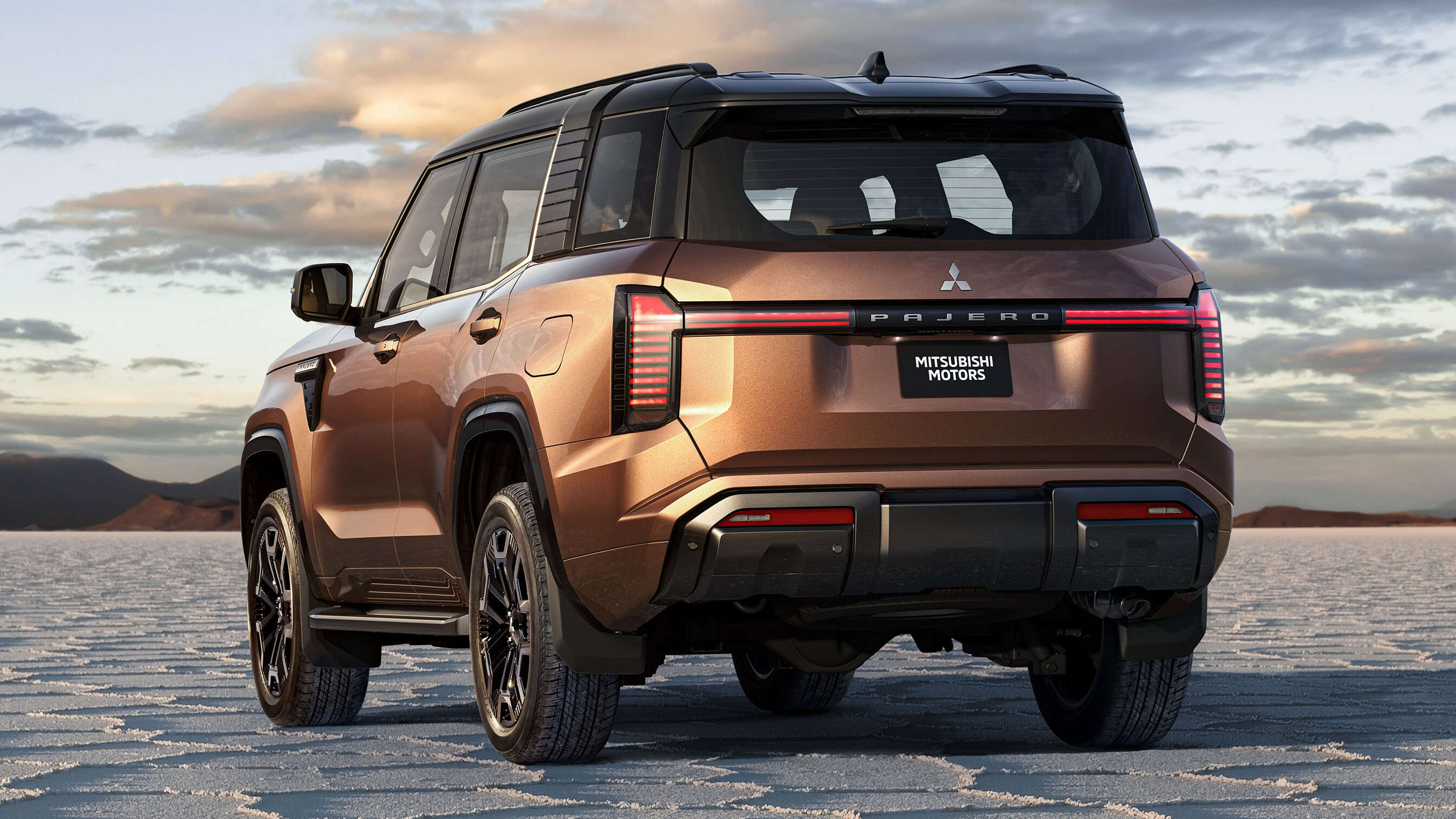 Diseño posterior del nuevo Mitsubishi Pajero Montero con iluminación horizontal